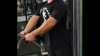 Academia com cabo numa sala de musculação com anilha