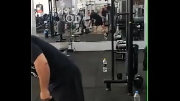 Academia com cabo numa sala de musculação com anilha