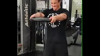 Academia com cabo numa sala de musculação com anilha