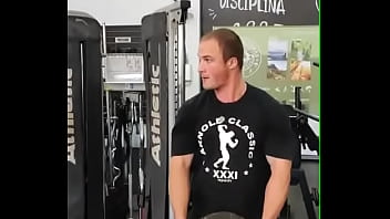 Academia com cabo numa sala de musculação com anilha