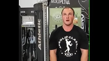 Academia com cabo numa sala de musculação com anilha