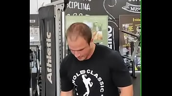 Academia com cabo numa sala de musculação com anilha