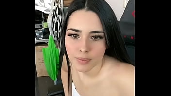 Blanquiñosa Enseña Calzon Y Culo Descuido thumbnail