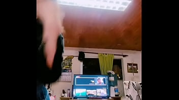 Blanquiñosa enseña calzon y culo descuido