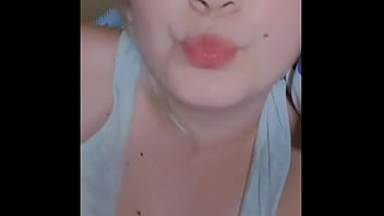 Blanquiñosa enseña calzon y culo descuido