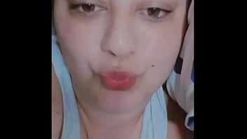 Blanquiñosa enseña calzon y culo descuido