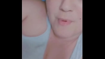 Blanquiñosa enseña calzon y culo descuido