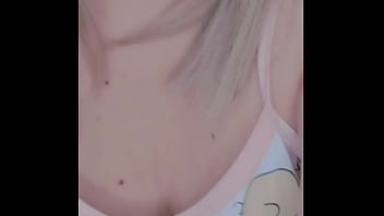 Blanquiñosa enseña calzon y culo descuido