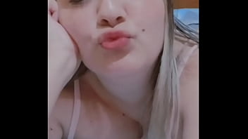 Blanquiñosa enseña calzon y culo descuido