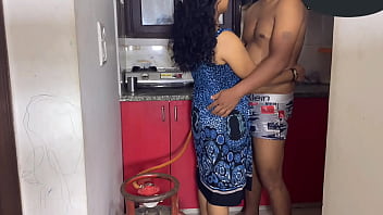 Encuentro a mi vecino cocinando y le ido que me cocine la chocha