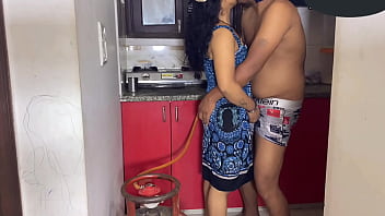 Encuentro a mi vecino cocinando y le ido que me cocine la chocha