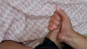 Asmr orgasm male cazzo grosso e un carico di sborra con una lunga sega elegante e intensi gemiti caldi con sputi forti sul pisello