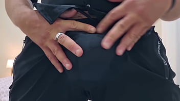 Asmr orgasm male cazzo grosso e un carico di sborra con una lunga sega elegante e intensi gemiti caldi con sputi forti sul pisello