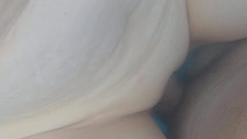 Sexo arriscado em público com uma petite magra com buceta apertada na piscina