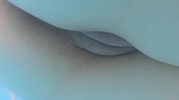 Sexo arriscado em público com uma petite magra com buceta apertada na piscina