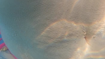 Sexo arriscado em público com uma petite magra com buceta apertada na piscina