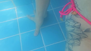 Sexo arriscado em público com uma petite magra com buceta apertada na piscina