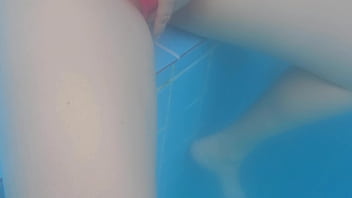 Sexo arriscado em público com uma petite magra com buceta apertada na piscina