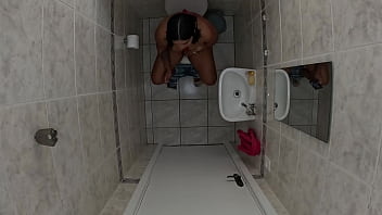 Foi no banheiro esqueceu de trancar a porta amigo entrou e meteu a rola nela