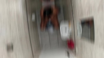 Foi no banheiro esqueceu de trancar a porta amigo entrou e meteu a rola nela