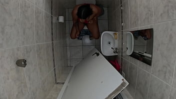 Foi no banheiro esqueceu de trancar a porta amigo entrou e meteu a rola nela