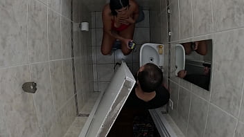 Foi no banheiro esqueceu de trancar a porta amigo entrou e meteu a rola nela