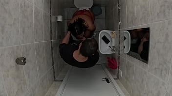 Foi no banheiro esqueceu de trancar a porta amigo entrou e meteu a rola nela