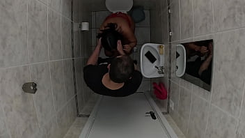 Foi no banheiro esqueceu de trancar a porta amigo entrou e meteu a rola nela