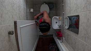 Foi no banheiro esqueceu de trancar a porta amigo entrou e meteu a rola nela