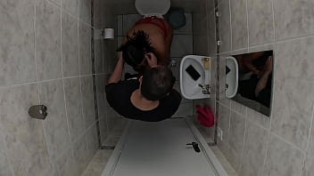 Foi no banheiro esqueceu de trancar a porta amigo entrou e meteu a rola nela