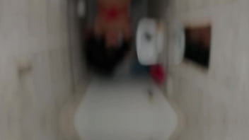 Foi no banheiro esqueceu de trancar a porta amigo entrou e meteu a rola nela