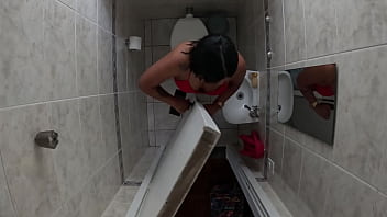 Foi no banheiro esqueceu de trancar a porta amigo entrou e meteu a rola nela