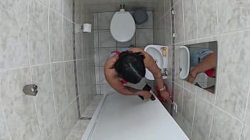 Foi no banheiro esqueceu de trancar a porta amigo entrou e meteu a rola nela