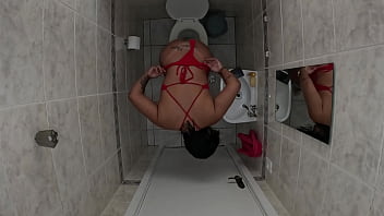 Foi no banheiro esqueceu de trancar a porta amigo entrou e meteu a rola nela Foi no banheiro esqueceu de trancar a porta amigo entrou e meteu a rola nela