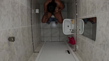 Foi no banheiro esqueceu de trancar a porta amigo entrou e meteu a rola nela