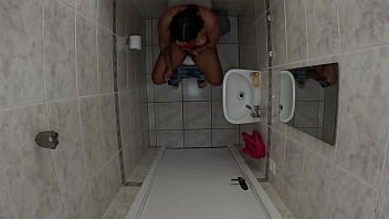 Foi no banheiro esqueceu de trancar a porta amigo entrou e meteu a rola nela