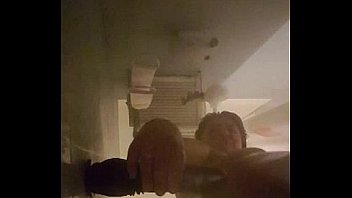 Cola caliente en la ducha entra todo