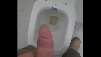 Com Pau Duro No Banheiro Da Obra Masturbando thumbnail