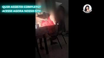 Corno ajudando pauzudo a arregaçar o cuzinho de sua esposa gratis parte 2
