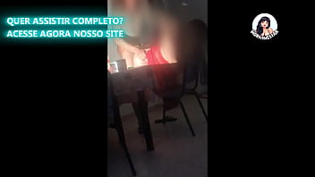 Corno ajudando pauzudo a arregaçar o cuzinho de sua esposa gratis parte 2
