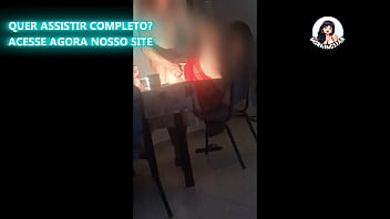 Corno ajudando pauzudo a arregaçar o cuzinho de sua esposa gratis parte 2