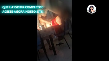 Corno ajudando pauzudo a arregaçar o cuzinho de sua esposa gratis parte 2