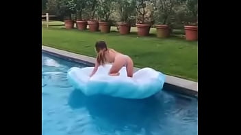 Chica en la piscina