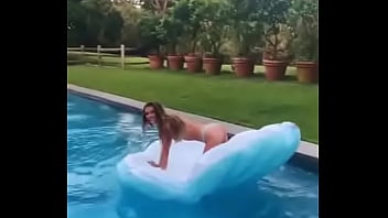 Chica en la piscina