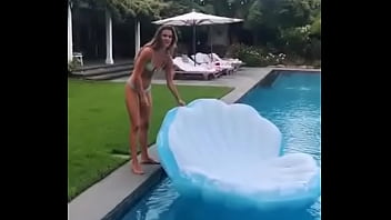 Chica en la piscina