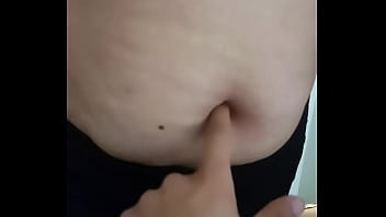 Milf enjoys a finger in the navel
