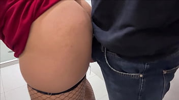 Milf de tinder se pone cachonda despues de unos tragos y pide verga en el baño de la discoteca