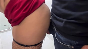 Milf de tinder se pone cachonda despues de unos tragos y pide verga en el baño de la discoteca