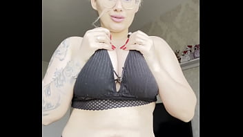 Big tits loves to play