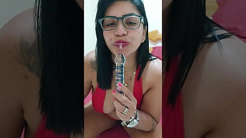 Professora manda video para aluno que ficou de recuperação enfiando brinquedo no cu